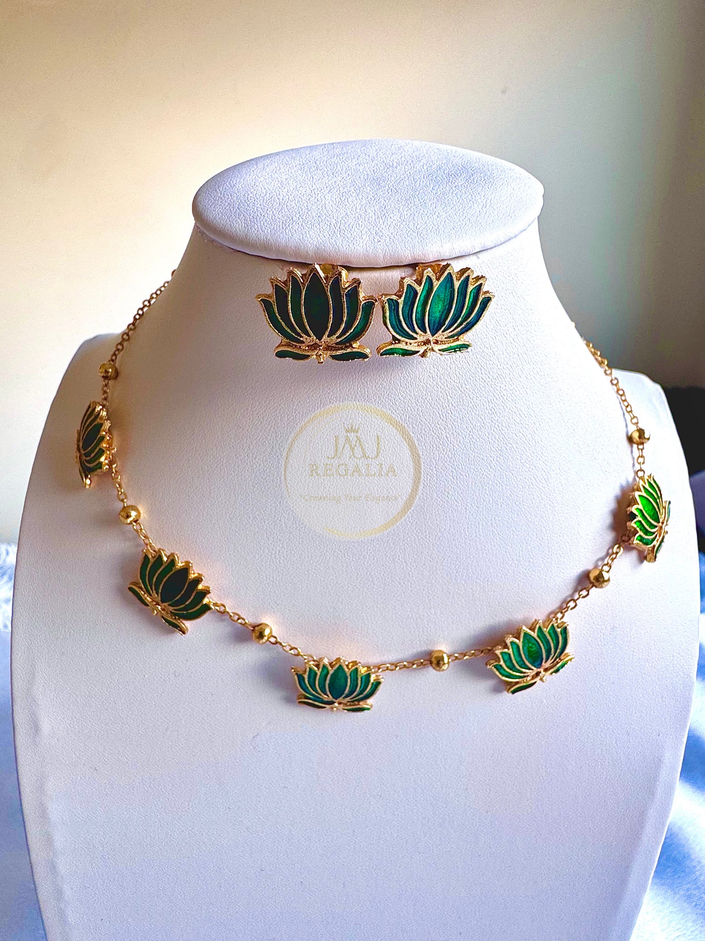 Lotus Charmers - choker elegance