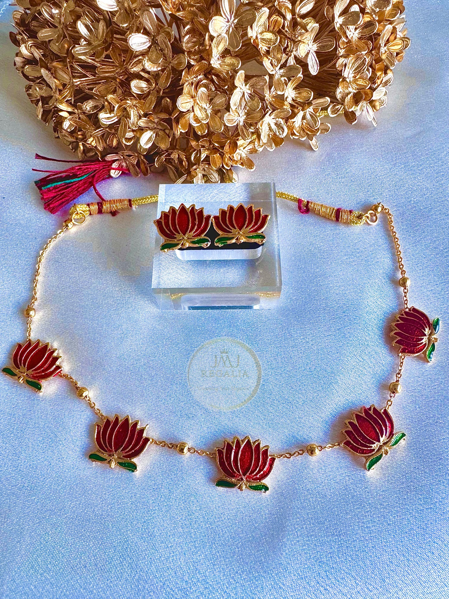 Lotus Charmers - choker elegance