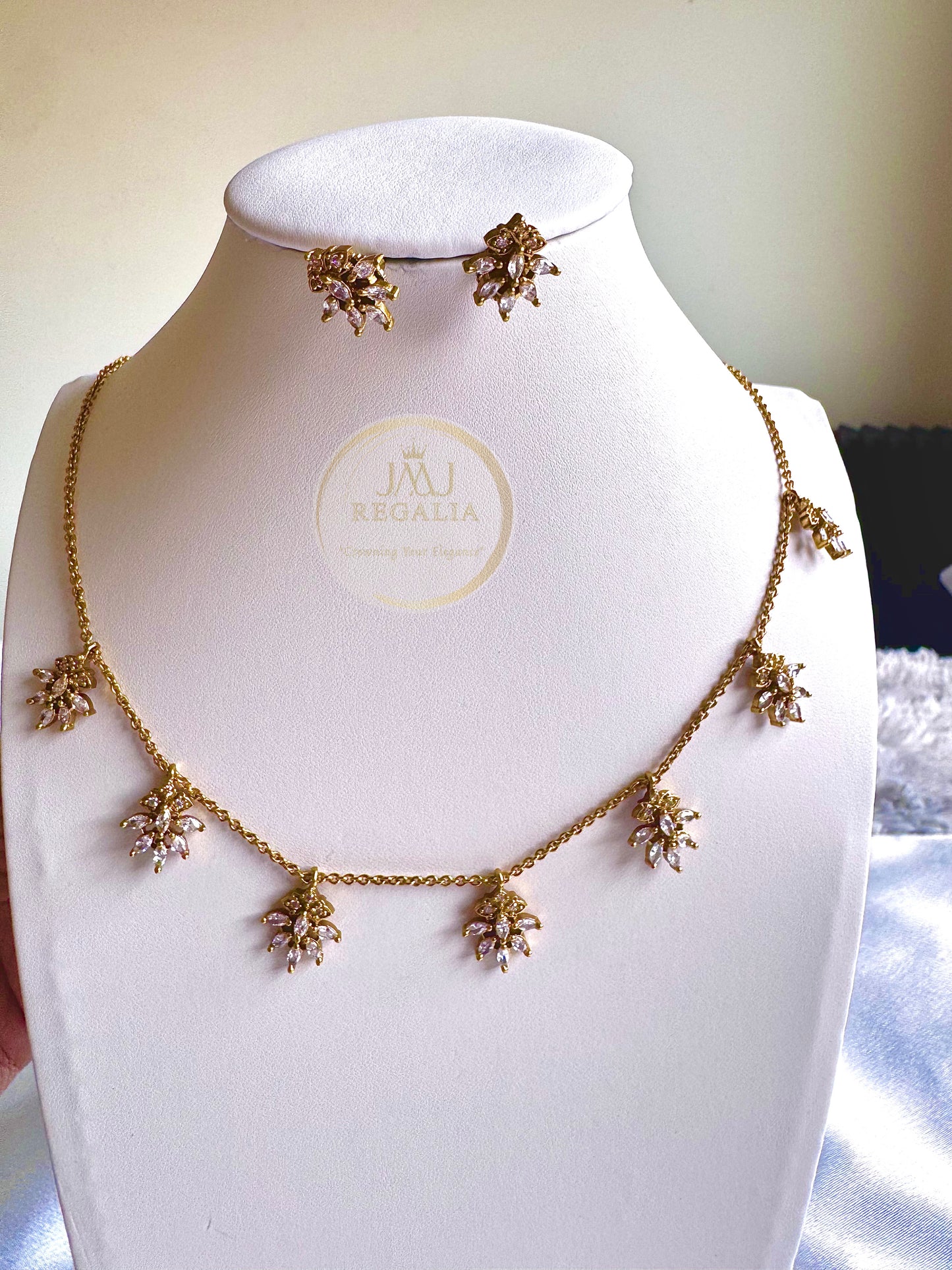 Floral Leaf - thin chain with elegant design